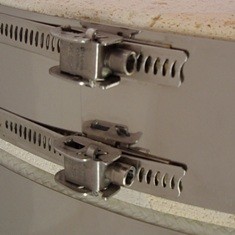 Spony sťahujúce obvodový plášť pece