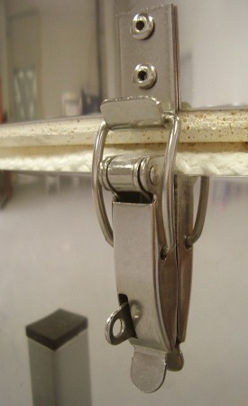 Uzamykateľný zámok poklopu